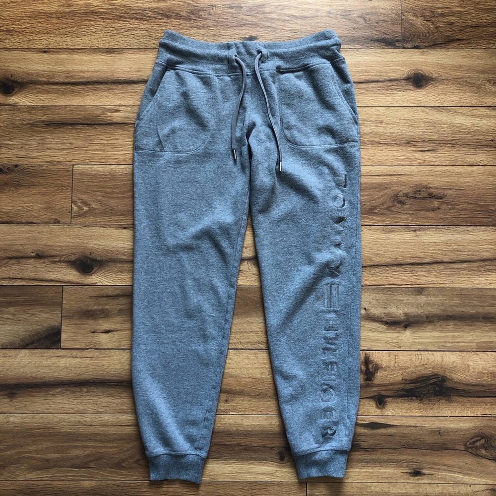 🏁 Tommy Hilfiger pants

#sweatpants
#tommyhilfiger
#grey
#90s
#pants
